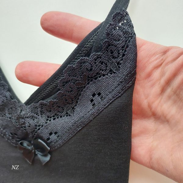 Майка жіноча однотонна на тонких бретелях з мереживом 54-56 6520/54-56/чорна фото