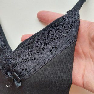 Майка жіноча однотонна на тонких бретелях з мереживом 48 6520/48/чорна фото